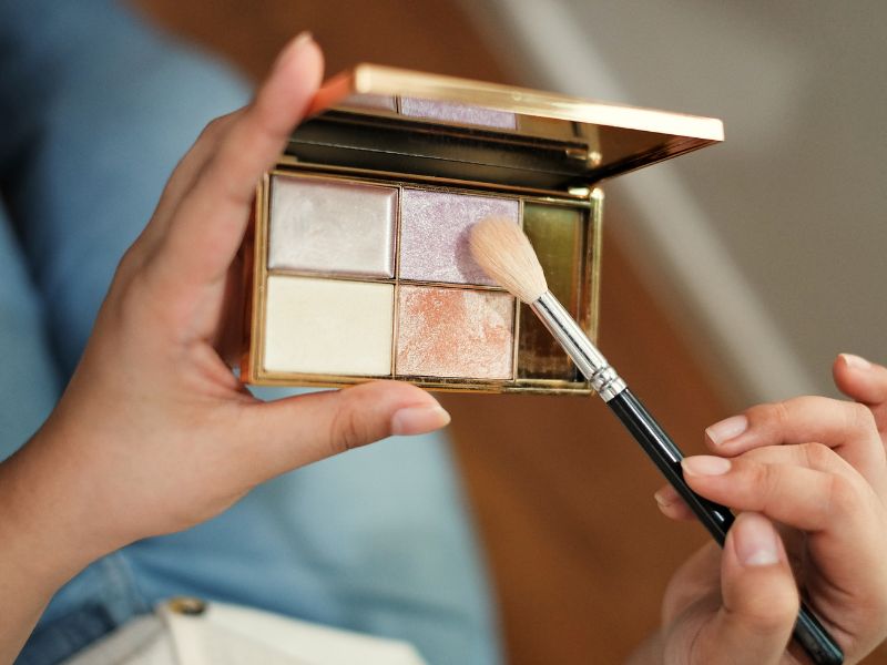 Como usar iluminador no rosto