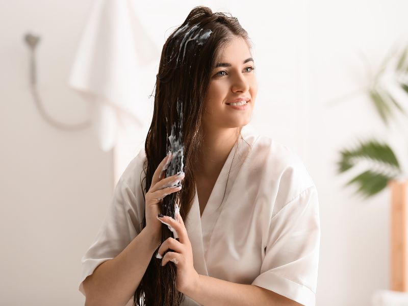Qual é o pH ideal do cabelo e como o acidificante ajuda a equilibrar?O pH natural do cabelo fica entre 4,5 e 5,5, uma faixa levemente ácida que mantém as cutículas fechadas e protegidas. Quando o fio passa por processos que elevam esse pH como tintura, descoloração, progressiva ou calor excessivo ele se torna mais alcalino, e as cutículas se abrem demais. É isso que faz o cabelo ficar poroso, opaco e com dificuldade de absorver e manter tratamentos.O acidificante entra para baixar esse pH novamente, trazendo o fio de volta para a faixa ácida ideal. Ao equilibrar a acidez, ele fecha as cutículas, estabiliza a fibra e impede a perda de água e nutrientes. Esse ajuste melhora a saúde geral do cabelo, aumenta a durabilidade de tratamentos e devolve o brilho que o fio perde quando está alcalino demais.Como usar o acidificante capilar passo a passoUsar o acidificante do jeito certo faz toda a diferença no resultado final. Mesmo sendo um produto simples, ele precisa ser aplicado na ordem correta para equilibrar o pH e deixar os fios realmente preparados para receber outros tratamentos. Veja o passo a passo completo:1. Lave o cabelo com shampooEscolha um shampoo que faça uma limpeza mais profunda ou moderada. Essa etapa abre as cutículas, deixando o fio pronto para receber o acidificante. Massageie bem o couro cabeludo e espalhe a espuma pelo comprimento.2. Retire o excesso de água com a toalhaO cabelo não deve estar encharcado. Se estiver pingando, o produto pode diluir e perder parte do efeito. Deixe o fio úmido na medida certa para absorver melhor o acidificante.3. Aplique o acidificante no comprimento e pontasPasse mecha por mecha, sempre evitando a raiz. O couro cabeludo já tem pH natural equilibrado e não precisa desse tipo de produto. Concentre nas partes mais ressecadas ou porosas.4. Distribua o produto com as mãos ou pentePasse os dedos ou um pente de dentes largos para garantir que o acidificante cubra toda a fibra. Isso ajuda a selar as cutículas de forma uniforme.5. Deixe agir entre 5 e 10 minutosO tempo pode variar dependendo da marca, mas normalmente é curto. Não ultrapasse muito o tempo para evitar rigidez no fio. Esse período é suficiente para o pH do cabelo voltar ao equilíbrio.6. Enxágue completamenteRetire todo o produto dos fios. O acidificante não é um tratamento “leave-in”, então deixar resíduos pode pesar o cabelo ou deixá-lo duro.7. Aplique uma máscara de hidratação ou nutriçãoDepois que o pH está ajustado, o cabelo recebe muito melhor os tratamentos. Esse é o momento ideal para aplicar sua máscara favorita e potencializar os resultado